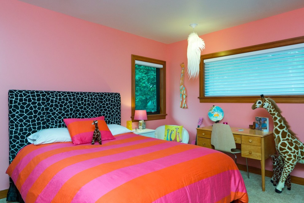 На фото: гостевая спальня среднего размера, (комната для гостей) в стиле ретро с розовыми стенами и ковровым покрытием с