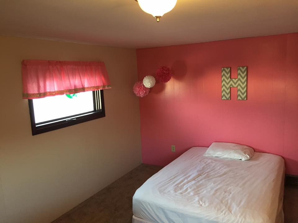 Mittelgroßes Klassisches Gästezimmer mit rosa Wandfarbe, Teppichboden und beigem Boden in Sonstige