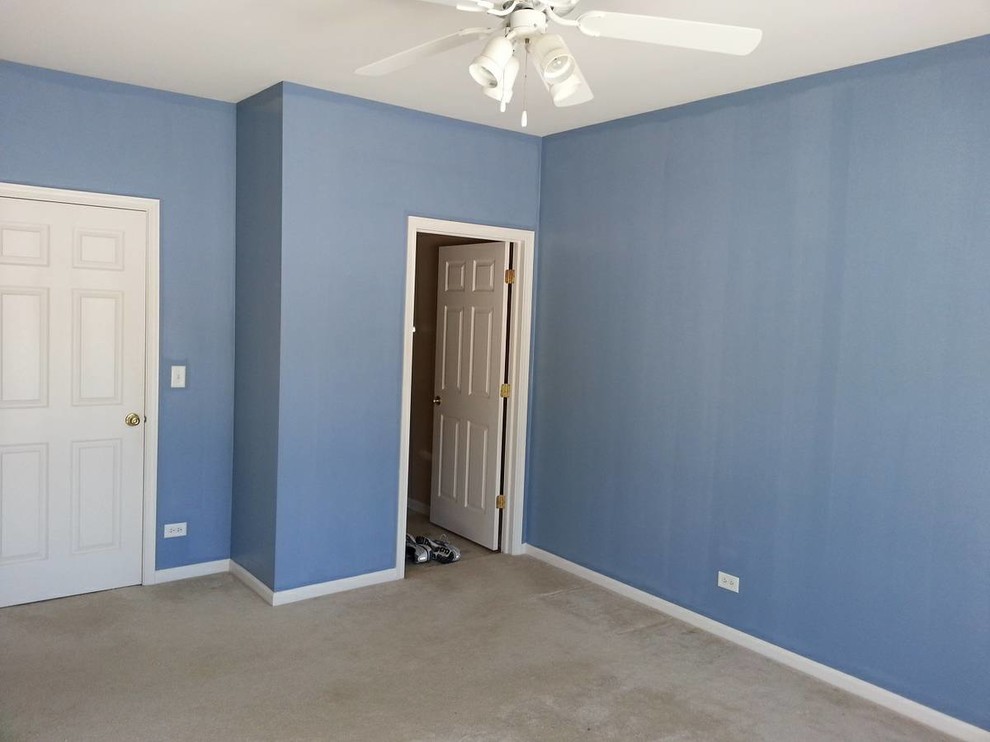 Inspiration för mellanstora moderna sovrum, med blå väggar