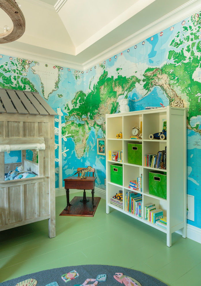 Immagine di una grande camera da letto chic con pareti blu e pavimento in legno verniciato