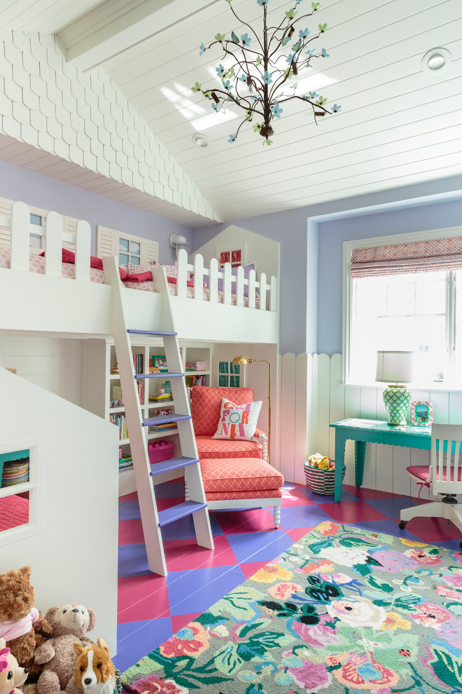 Réalisation d'une grande chambre d'enfant tradition avec un mur violet et parquet peint.