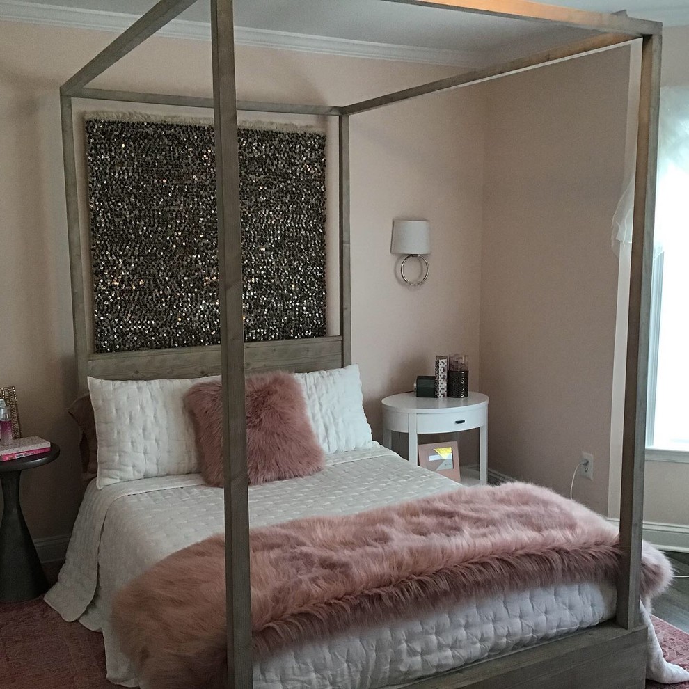 Inspiration pour une chambre bohème de taille moyenne avec un mur rose et un sol en bois brun.