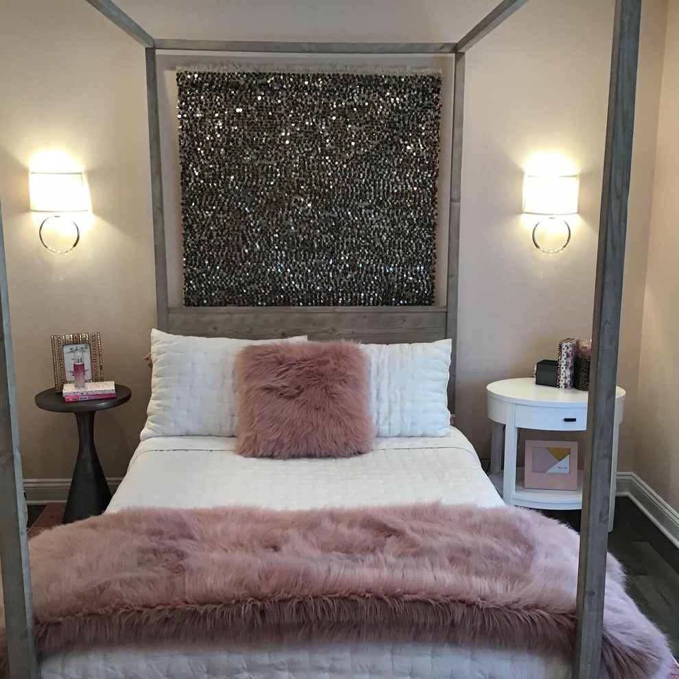 Imagen de dormitorio ecléctico de tamaño medio con paredes rosas y suelo de madera en tonos medios