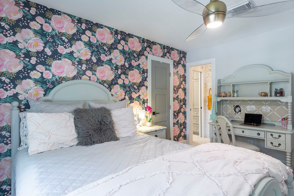 Источник вдохновения для домашнего уюта: спальня в стиле неоклассика (современная классика) с разноцветными стенами и обоями на стенах