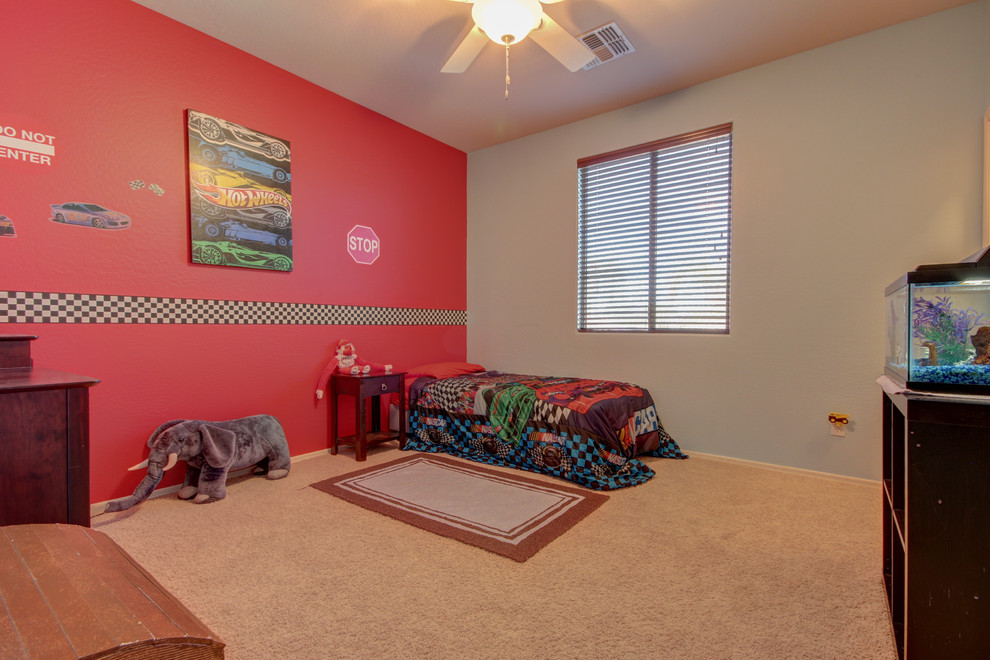 Пример оригинального дизайна: спальня в стиле шебби-шик с красными стенами и ковровым покрытием