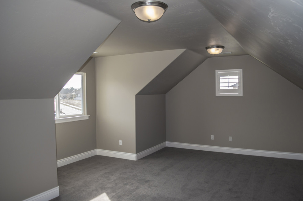 Idée de décoration pour une chambre design de taille moyenne avec un mur gris et un sol marron.