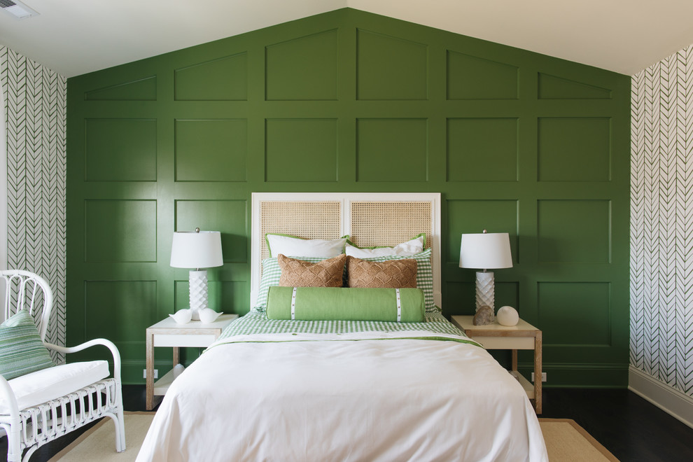Стильный дизайн: спальня в стиле неоклассика (современная классика) с зелеными стенами - последний тренд