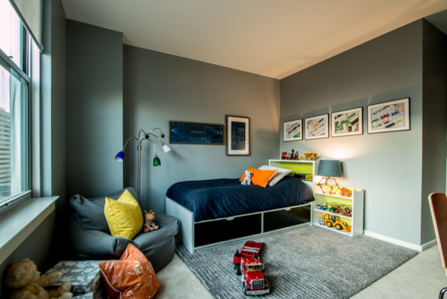 Стильный дизайн: спальня среднего размера в стиле модернизм с серыми стенами и ковровым покрытием - последний тренд
