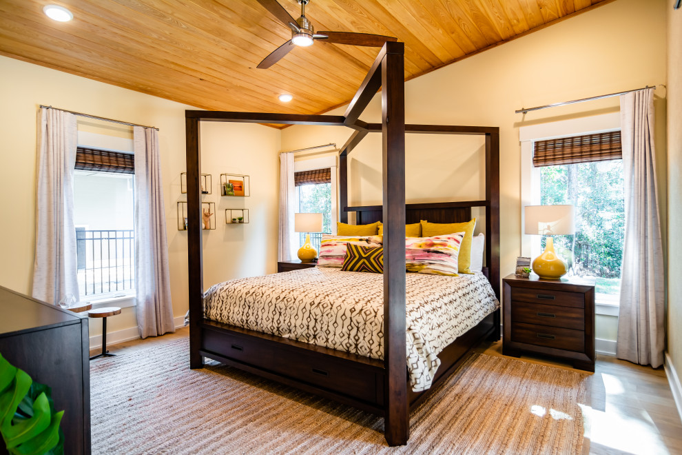 他の地域にあるトランジショナルスタイルのおしゃれな寝室 (ベージュの壁、無垢フローリング、茶色い床、板張り天井) のインテリア