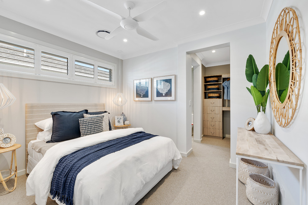 Maritimes Gästezimmer mit grauer Wandfarbe, Teppichboden und beigem Boden in Brisbane