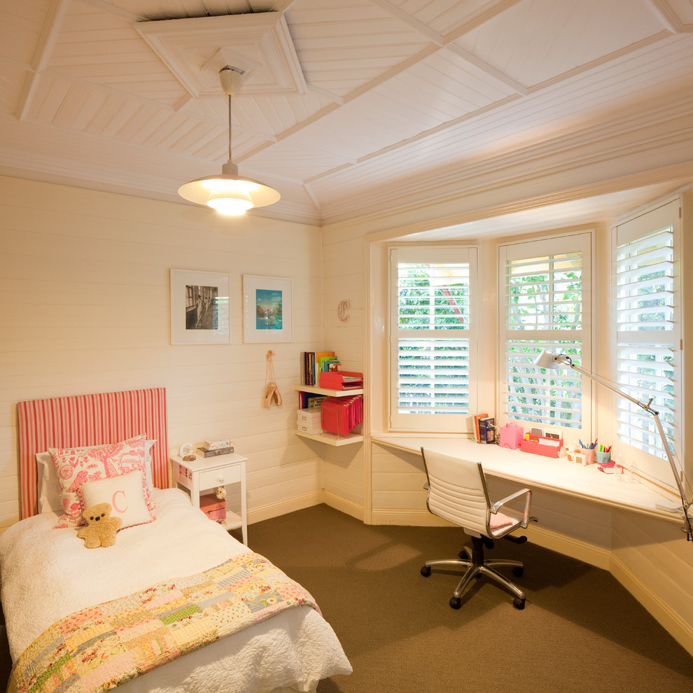 Foto di una camera da letto minimalista con pareti bianche