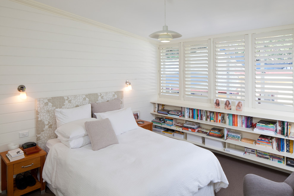 Esempio di una camera da letto stile marinaro con pareti bianche