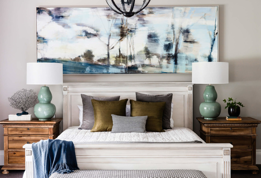 Inspiration för ett vintage sovrum, med grå väggar, heltäckningsmatta och brunt golv