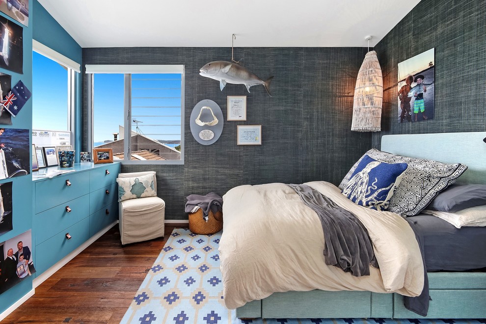 セントラルコーストにあるトロピカルスタイルのおしゃれな寝室 (グレーの壁、濃色無垢フローリング、茶色い床、グレーとブラウン)