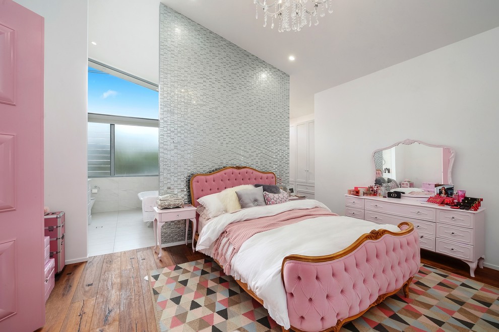 Cette photo montre une chambre parentale tendance avec un mur blanc, parquet foncé et un sol marron.