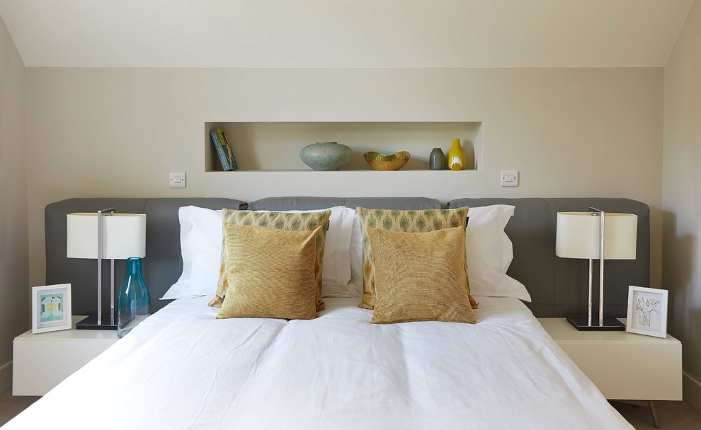 ダブリンにあるトランジショナルスタイルのおしゃれな寝室 (グレーの壁、淡色無垢フローリング) のインテリア