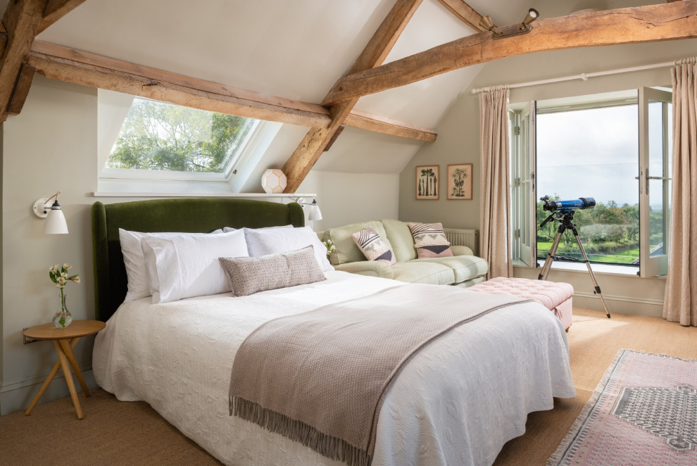 Стильный дизайн: хозяйская спальня среднего размера в стиле кантри с ковровым покрытием, бежевым полом и серыми стенами - последний тренд