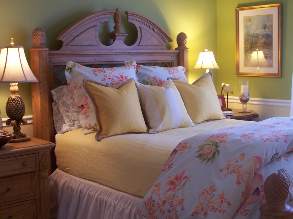 На фото: спальня в классическом стиле с зелеными стенами