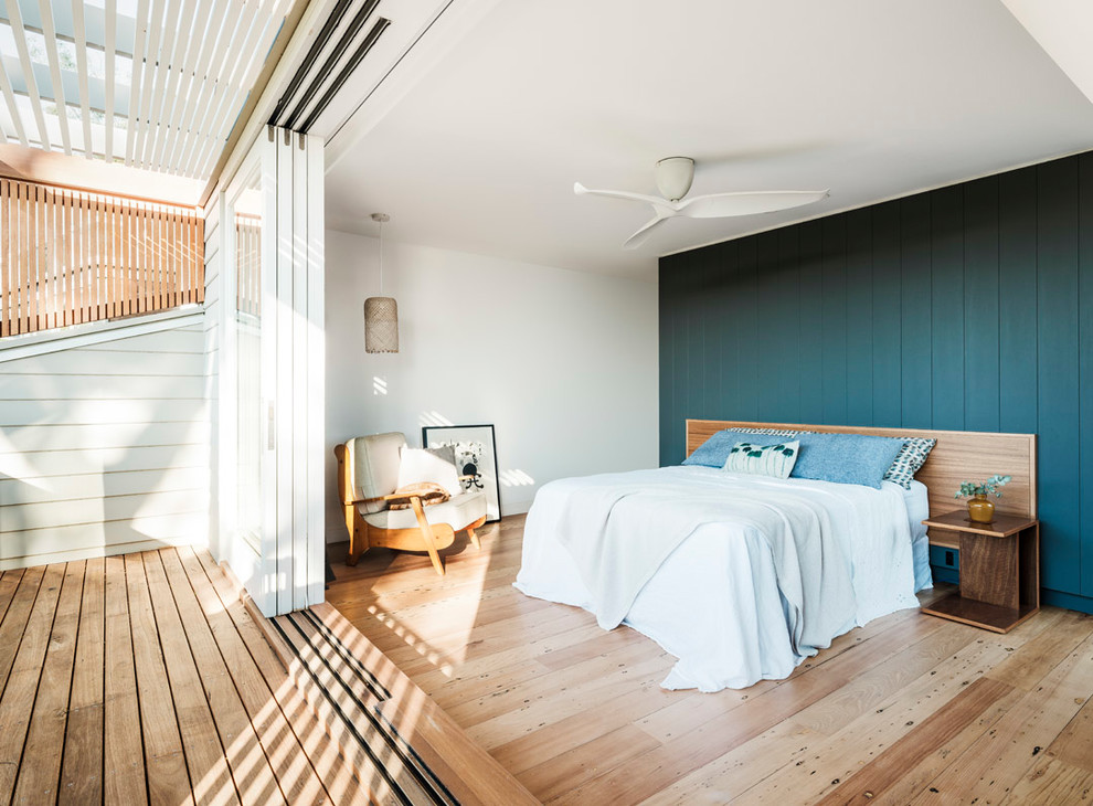 Mittelgroßes Modernes Hauptschlafzimmer mit weißer Wandfarbe, hellem Holzboden und beigem Boden in Sydney