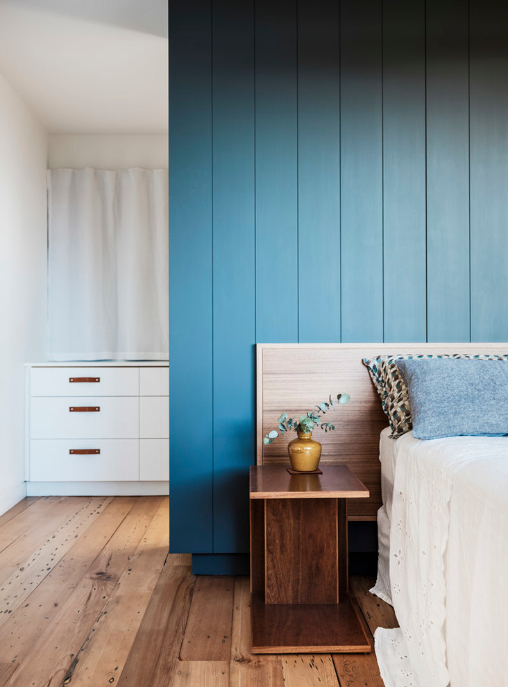Diseño de dormitorio principal contemporáneo con paredes grises, suelo de madera clara y suelo beige