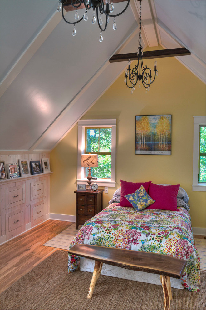 Пример оригинального дизайна: спальня в стиле рустика с желтыми стенами