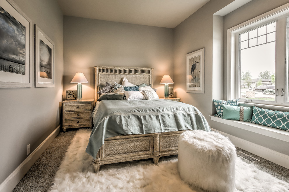 Ejemplo de habitación de invitados tradicional de tamaño medio sin chimenea con paredes grises, moqueta y suelo gris