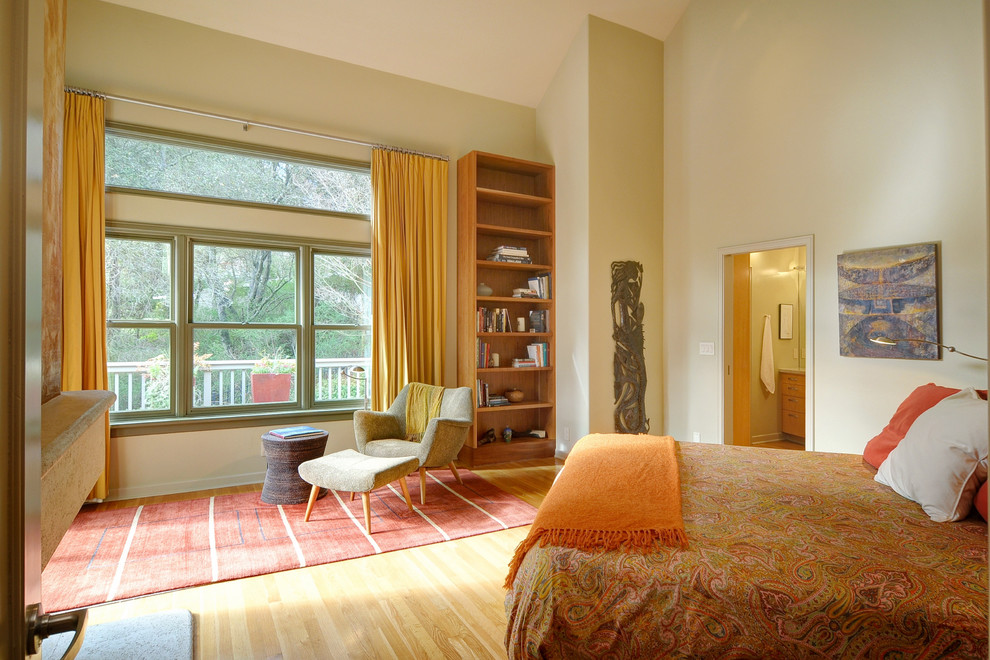 Imagen de dormitorio contemporáneo sin chimenea con paredes beige y suelo de madera clara