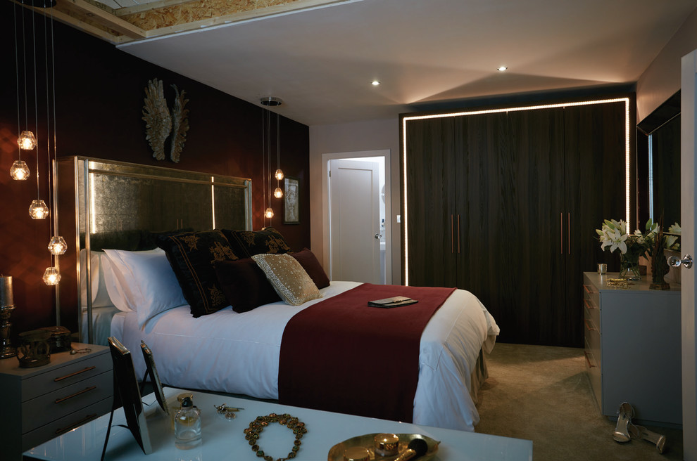 Свежая идея для дизайна: хозяйская спальня среднего размера в современном стиле с серыми стенами, деревянным полом и фасадом камина из камня без камина - отличное фото интерьера