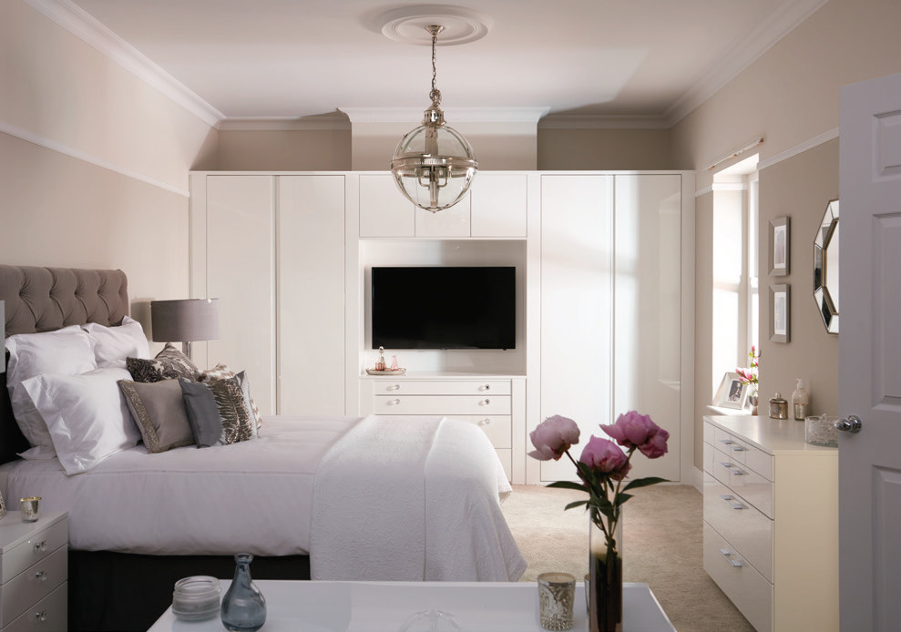 Пример оригинального дизайна: хозяйская спальня среднего размера в современном стиле с серыми стенами, деревянным полом и фасадом камина из камня без камина