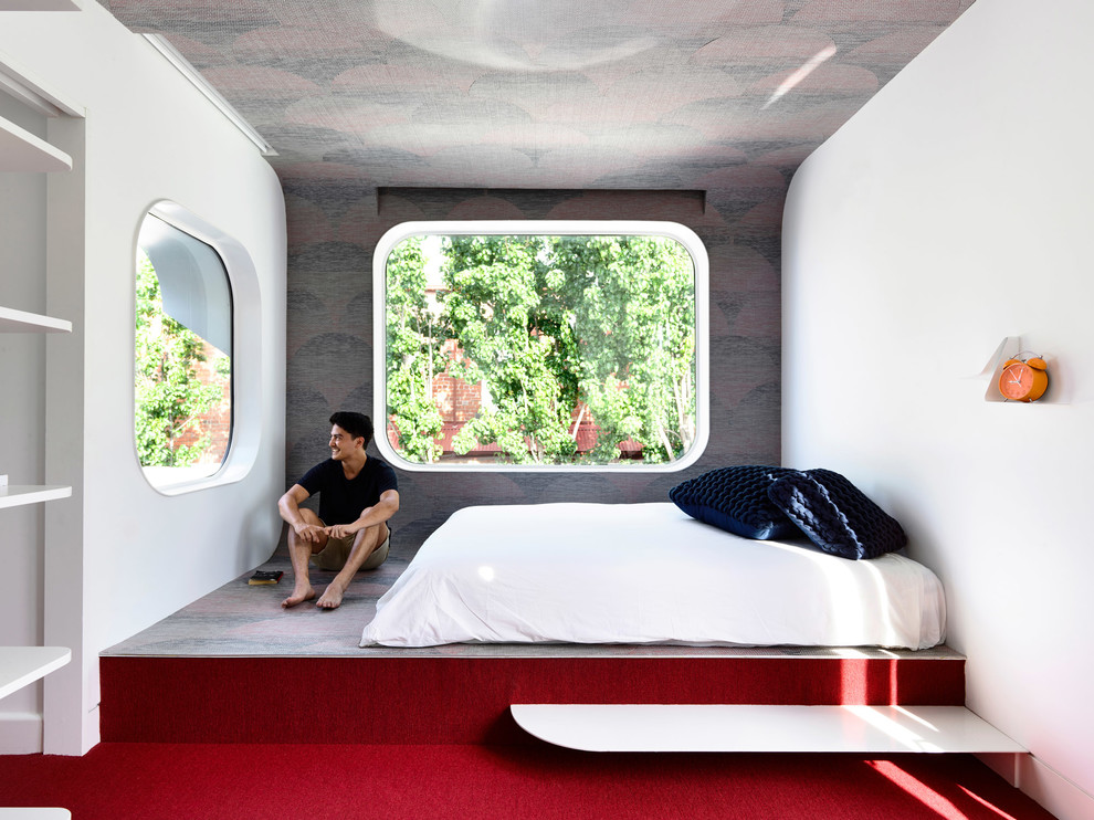 Idéer för att renovera ett funkis sovrum, med heltäckningsmatta och rött golv