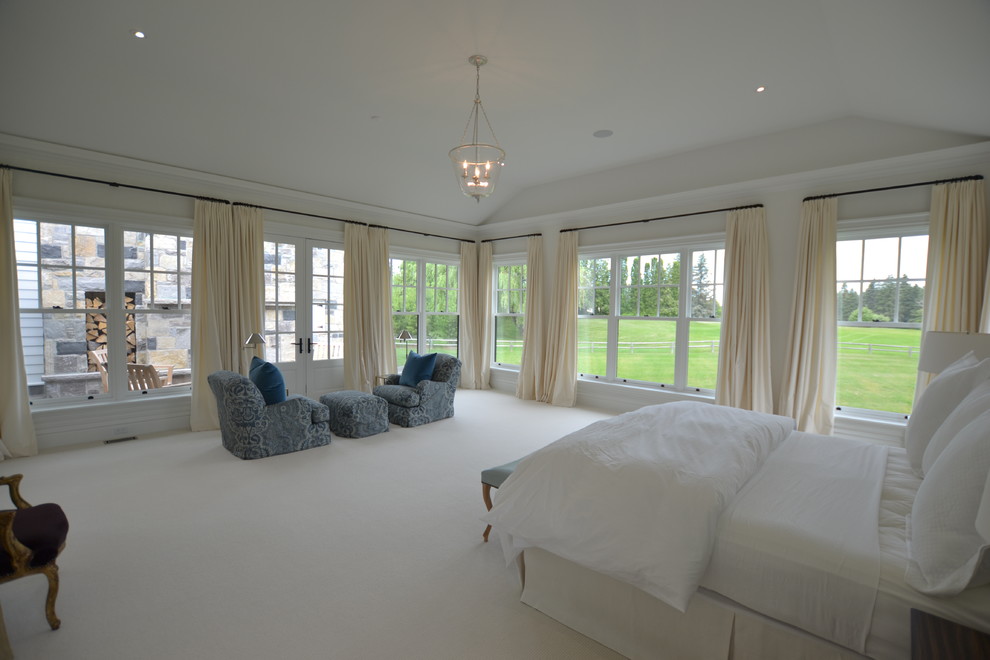 На фото: хозяйская спальня в классическом стиле с белыми стенами, ковровым покрытием и белым полом