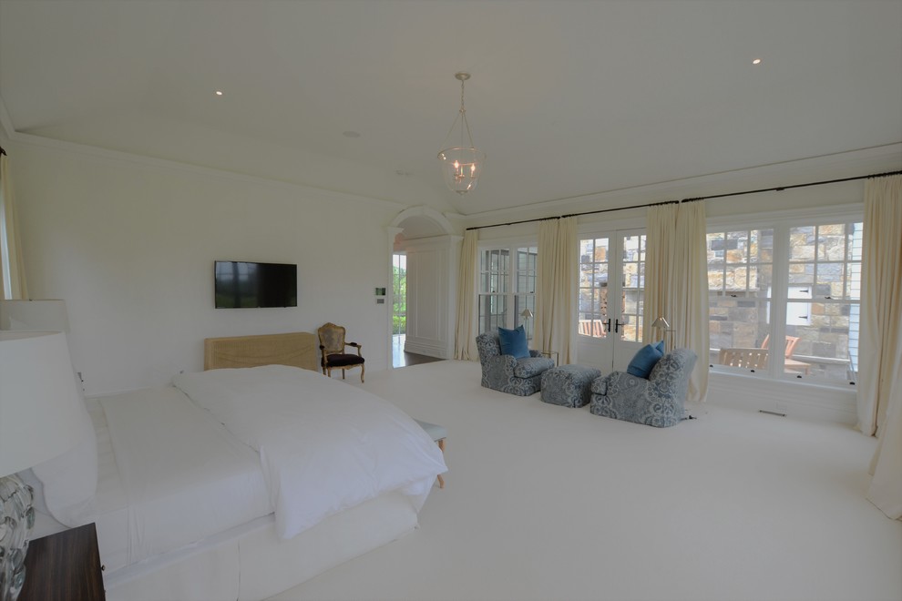 На фото: хозяйская спальня в классическом стиле с белыми стенами, ковровым покрытием и белым полом с