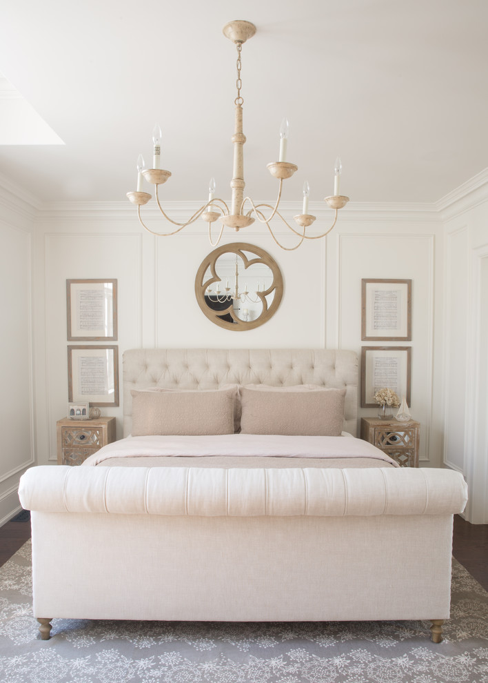 Стильный дизайн: спальня в классическом стиле с белыми стенами, паркетным полом среднего тона и коричневым полом - последний тренд
