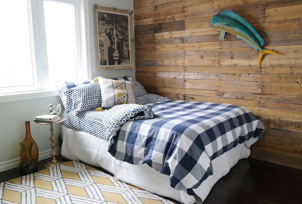 На фото: гостевая спальня среднего размера, (комната для гостей) в стиле шебби-шик с коричневыми стенами, ковровым покрытием и желтым полом