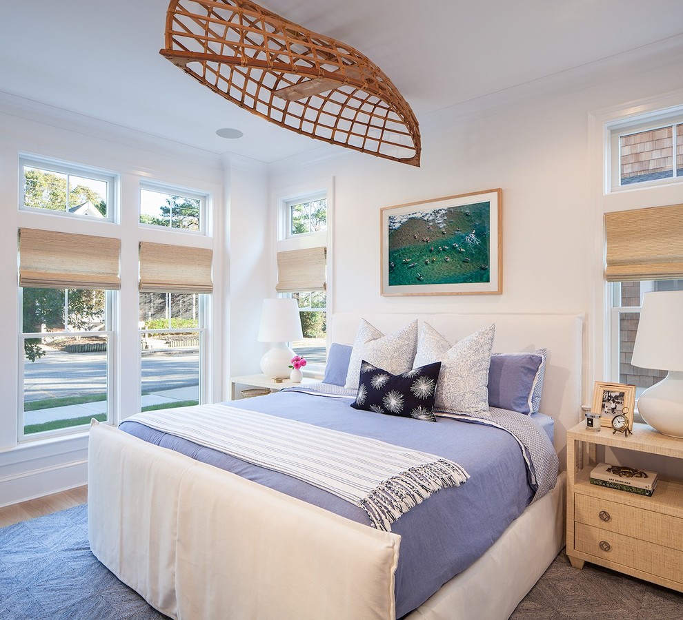 Свежая идея для дизайна: хозяйская спальня в морском стиле с светлым паркетным полом и белыми стенами - отличное фото интерьера