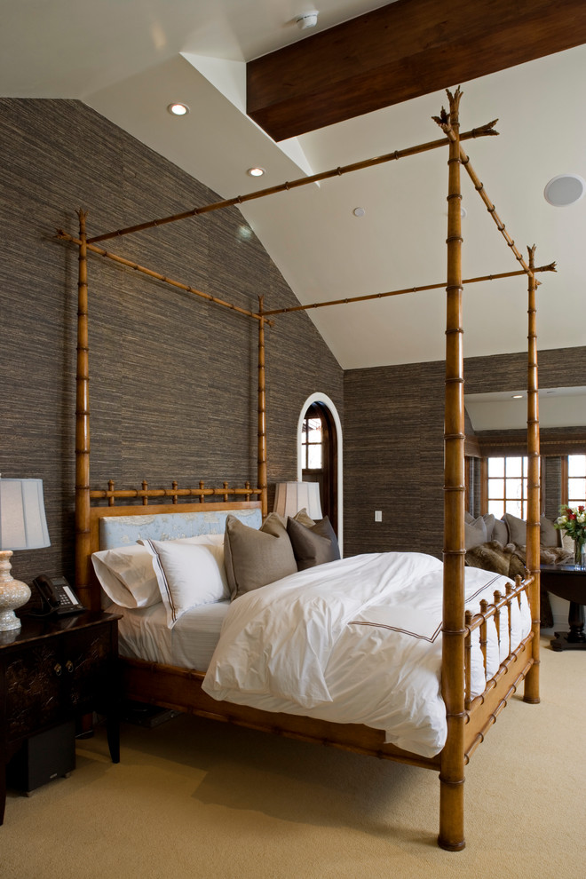 Klassisk inredning av ett sovrum, med flerfärgade väggar