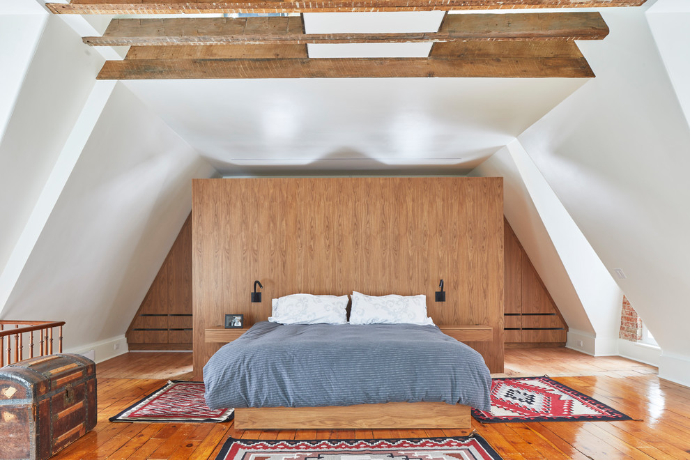 Imagen de dormitorio principal actual grande sin chimenea con paredes blancas, suelo de madera en tonos medios y suelo marrón