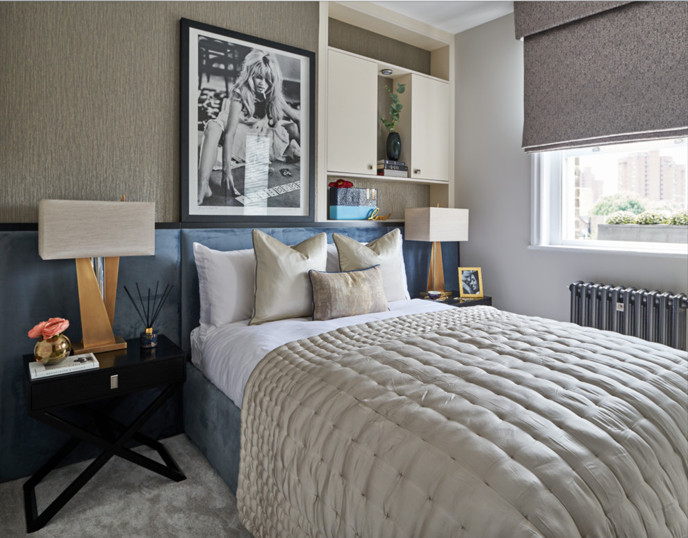 Стильный дизайн: спальня среднего размера в стиле неоклассика (современная классика) с серыми стенами, ковровым покрытием и серым полом - последний тренд