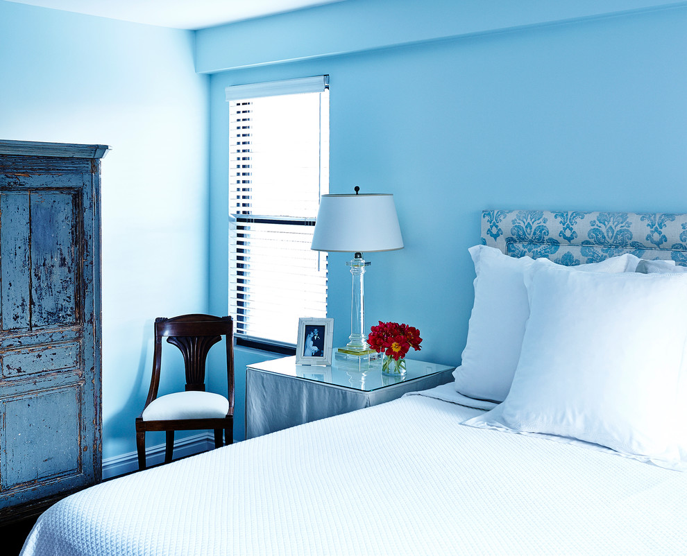 Ejemplo de dormitorio clásico con paredes azules y suelo de madera oscura