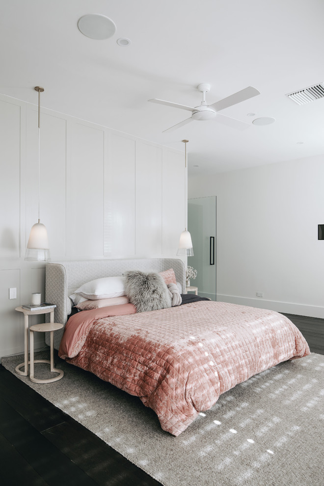 アデレードにあるコンテンポラリースタイルのおしゃれな寝室 (白い壁、濃色無垢フローリング、黒い床) のインテリア