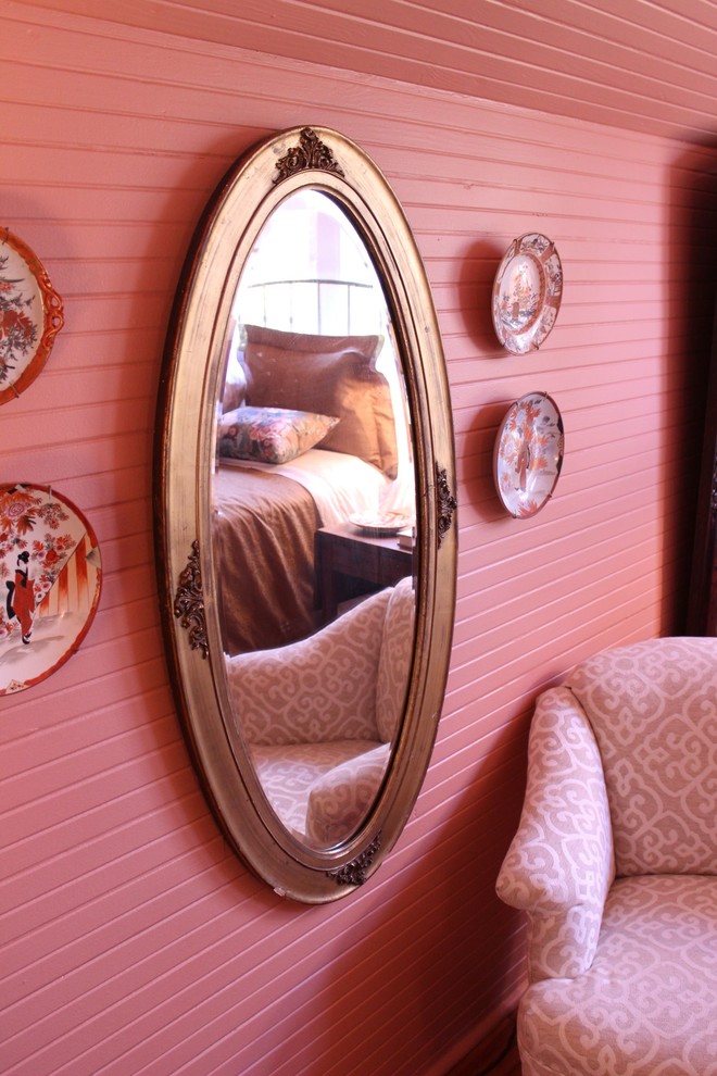Идея дизайна: хозяйская спальня в стиле фьюжн с розовыми стенами