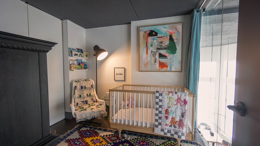 Kleines Stilmix Schlafzimmer ohne Kamin, im Loft-Style mit weißer Wandfarbe und Betonboden in Toronto