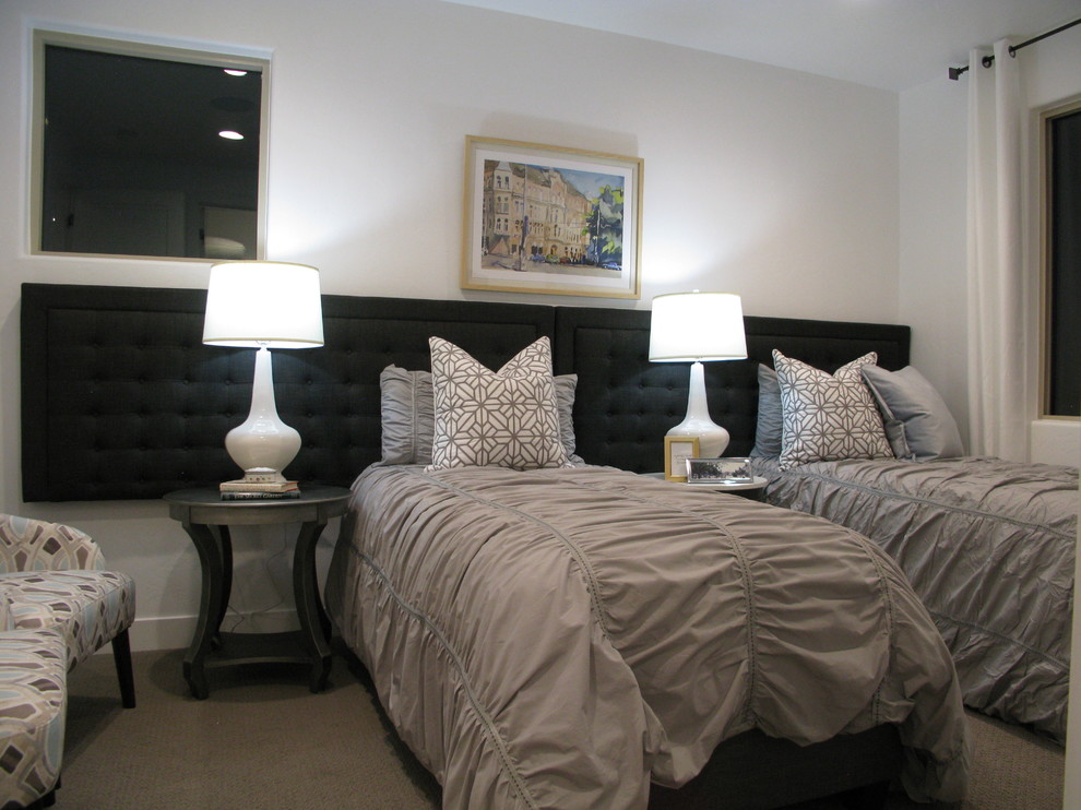 Idee per una camera da letto classica di medie dimensioni con pareti bianche, moquette e pavimento grigio