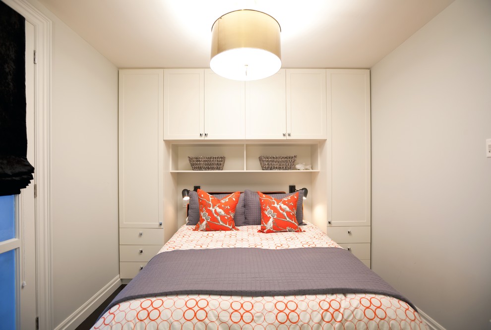 Foto de habitación de invitados minimalista de tamaño medio con paredes blancas