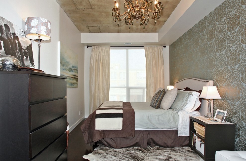 На фото: спальня среднего размера в стиле рустика с разноцветными стенами и темным паркетным полом без камина