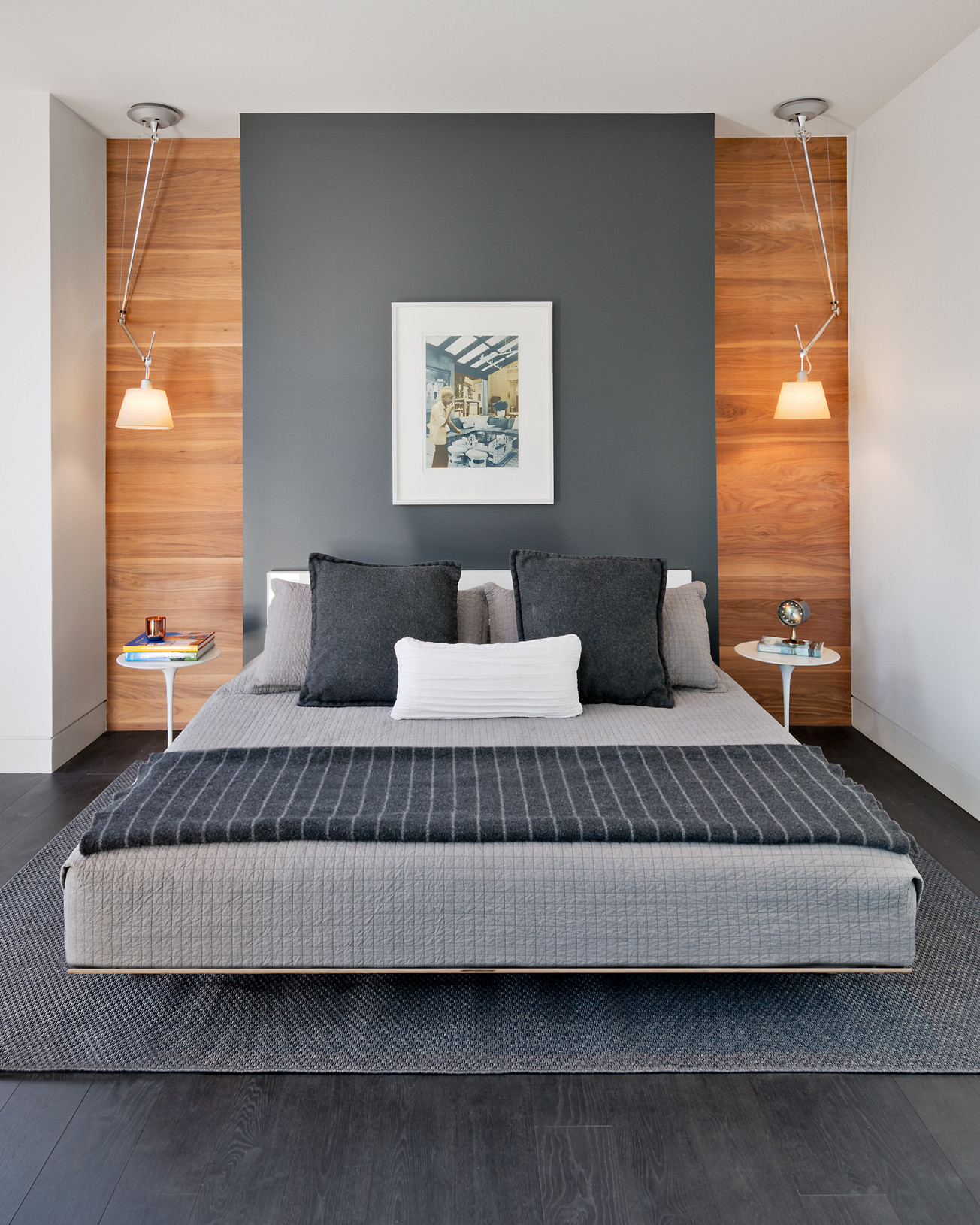Camera da letto con parquet scuro e pavimento grigio - Foto, Idee,  Arredamento - Dicembre 2022 | Houzz IT