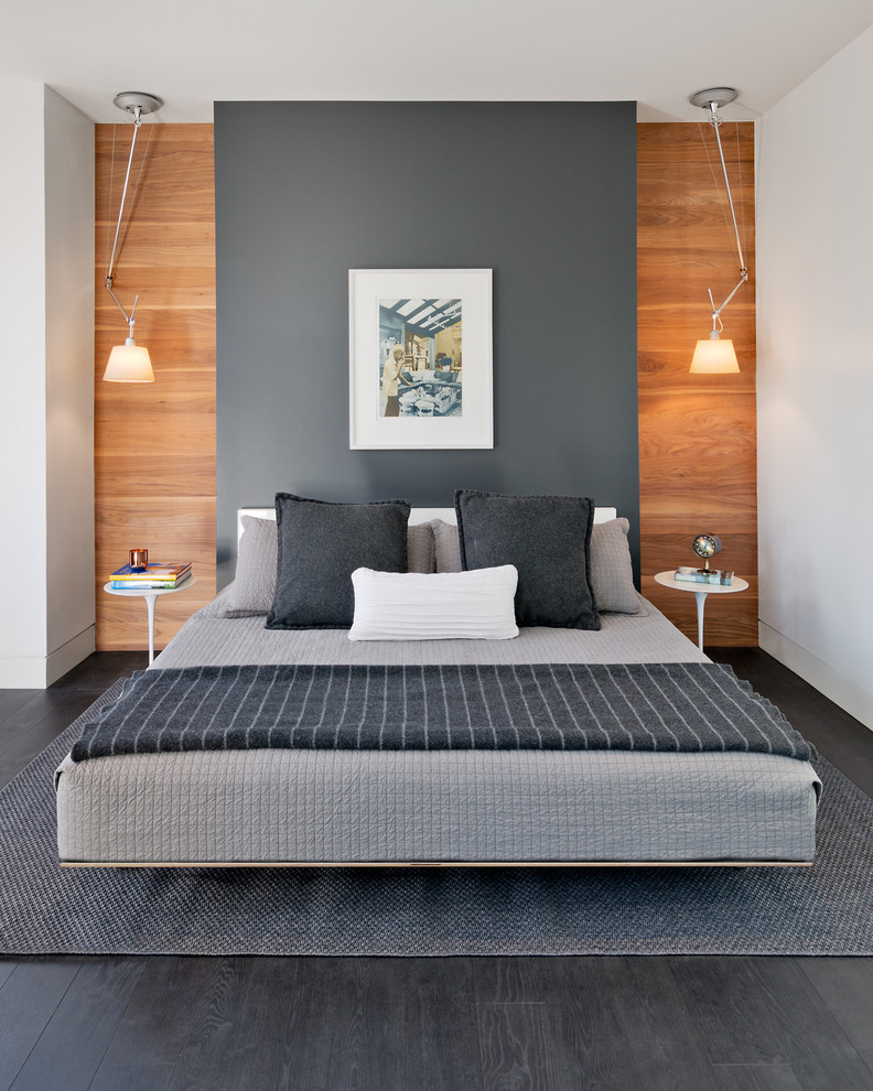 Идея дизайна: большая хозяйская спальня в современном стиле с серыми стенами, темным паркетным полом и серым полом без камина