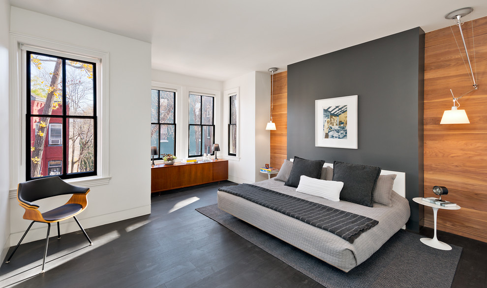 Großes Modernes Hauptschlafzimmer ohne Kamin mit grauer Wandfarbe, dunklem Holzboden und schwarzem Boden in Washington, D.C.