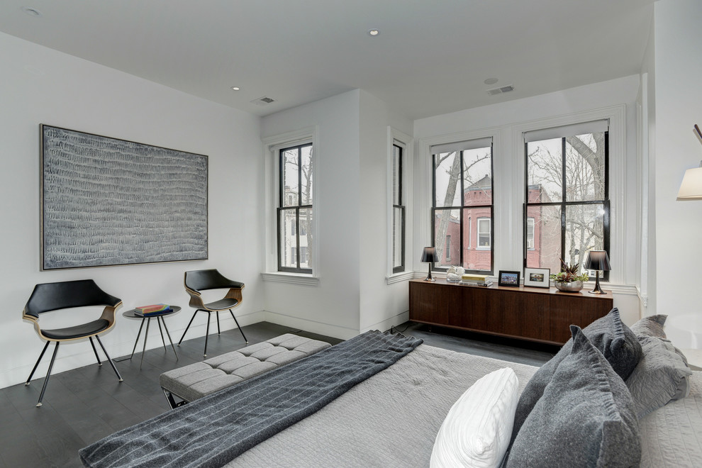 Modernes Hauptschlafzimmer mit bunten Wänden, dunklem Holzboden und schwarzem Boden in Washington, D.C.