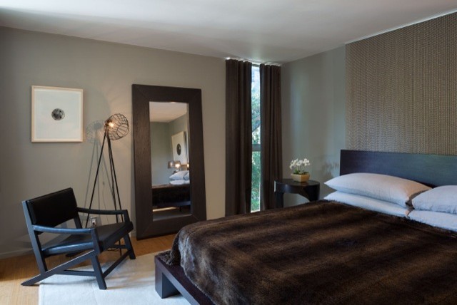 Свежая идея для дизайна: спальня среднего размера в современном стиле с серыми стенами и паркетным полом среднего тона - отличное фото интерьера